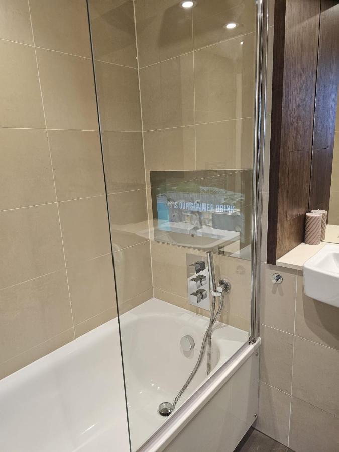2 Bed Luxurious Apartments Canary Wharf Londra Dış mekan fotoğraf