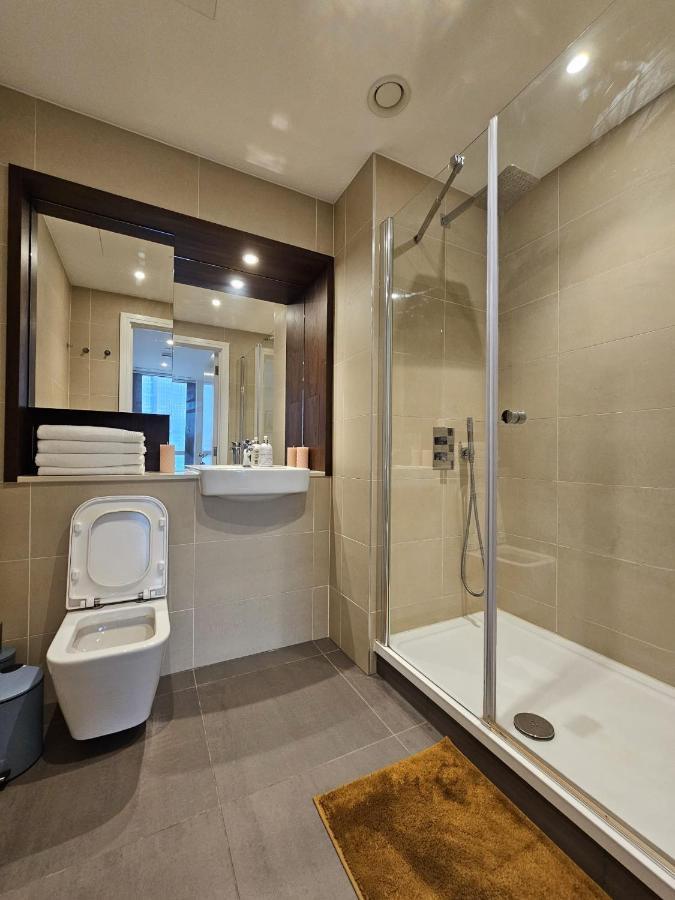 2 Bed Luxurious Apartments Canary Wharf Londra Dış mekan fotoğraf