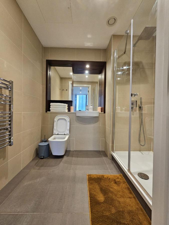 2 Bed Luxurious Apartments Canary Wharf Londra Dış mekan fotoğraf